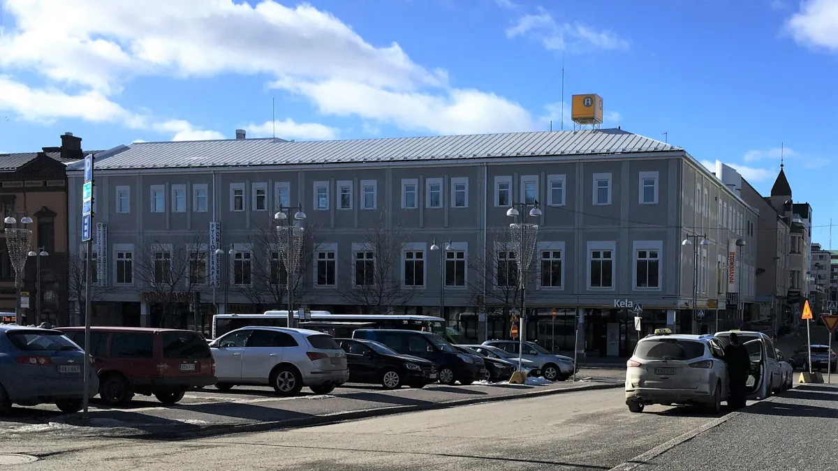 Kuvassa on niin sanottu Kelan talo, joka sijaitsee Tampereen ydinkeskustassa Aleksis Kiven kadun ja Puutarhakadun kulmassa. Arkkitehti Antti Tähtisen suunnittelema postmodernistinen liikerakennus valmistui vuonna 1981.