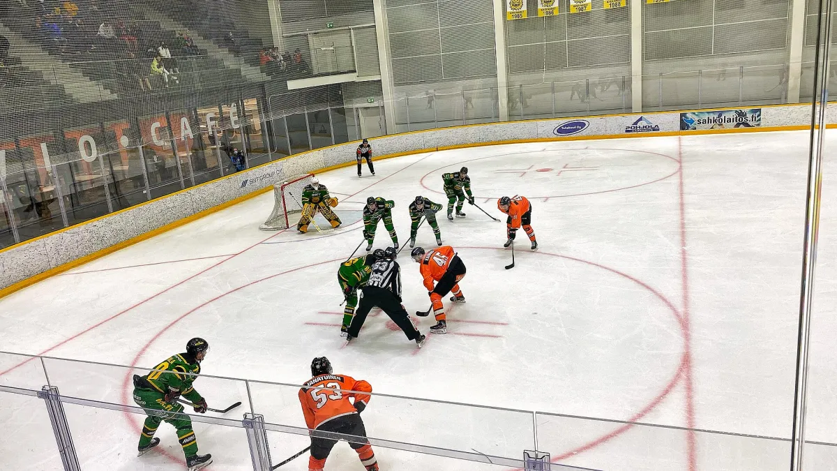 Partido polo bronce entre Ilves e HPK na edición de 2021 da Tampere Cup disputada no Tesoman jäähalli.