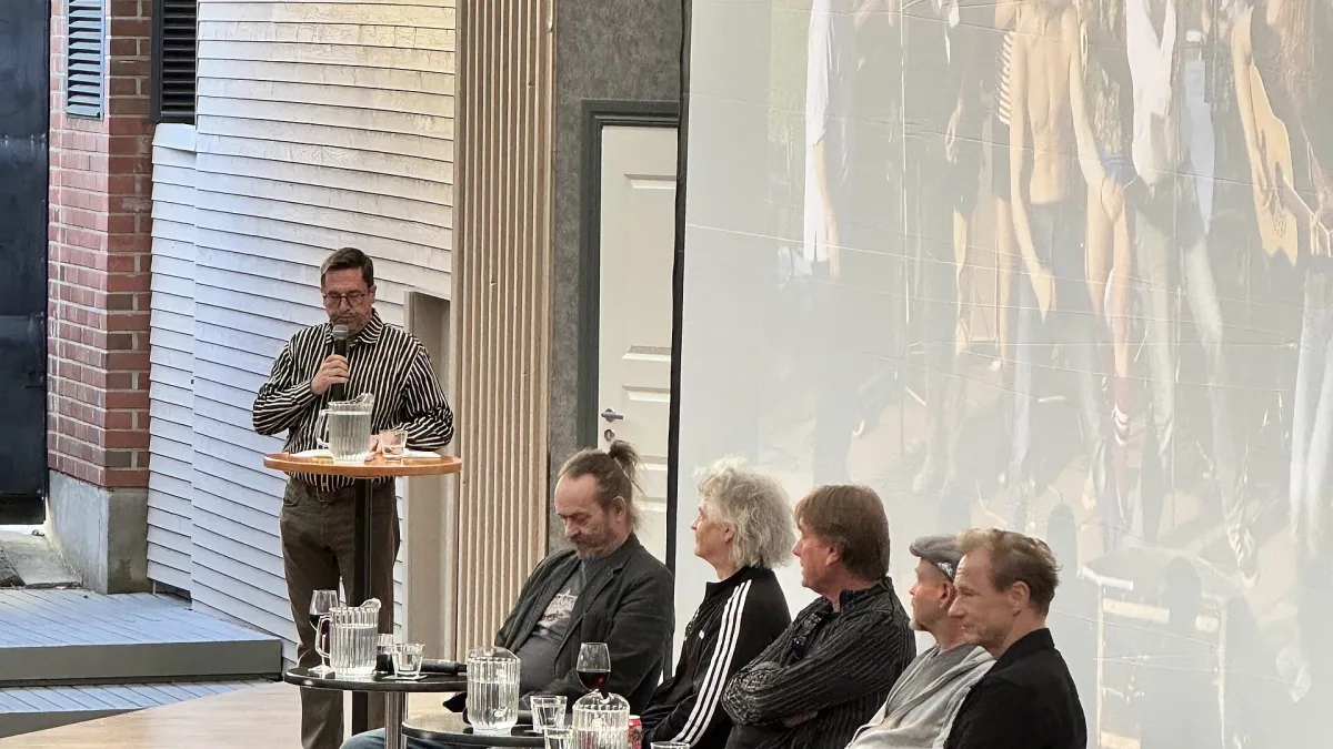 Saimaa-ilmiö 45 vuotta -juhlanäytös Tampereen Komediateatterin kesäteatterissa elokuussa 2026. Kuvassa elokuvanäytöstä edeltävä keskustelutilaisuus, johon osallistuivat Tuomas Marjamäki (juontaja), Pantse Syrjä, Juha Torvinen, Mika Kaurismäki, Jussi Kinnunen ja Ismo Alanko.