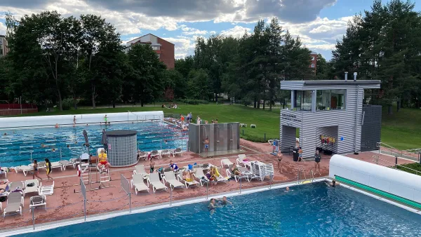 Tampere outdoor pool opens Fridays until 10 p.m., adds trailer sauna and moonlit swim