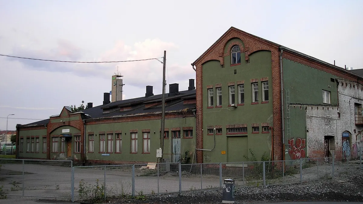 Tampereen vanha tavara-asema Peltokadun ja Vellamonkadun kulmauksesta nähtynä. Alhaalla oikealla Rongan alikulkuun johtava kevyenliikenteenväylä.