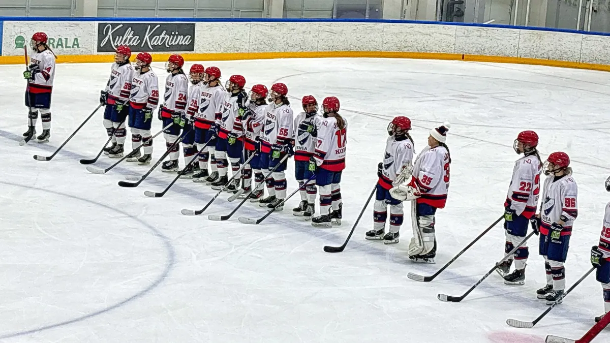 Xogadoras do HIFK logo dun partido en Tampere en novembro de 2025.