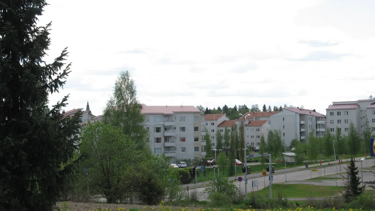 Ristinarkkua Irjalankadulta nähtynä. Sammon valtatie, Ristinarkku, Tampere 25.5.2005. Kuva: Kari Nieminen.