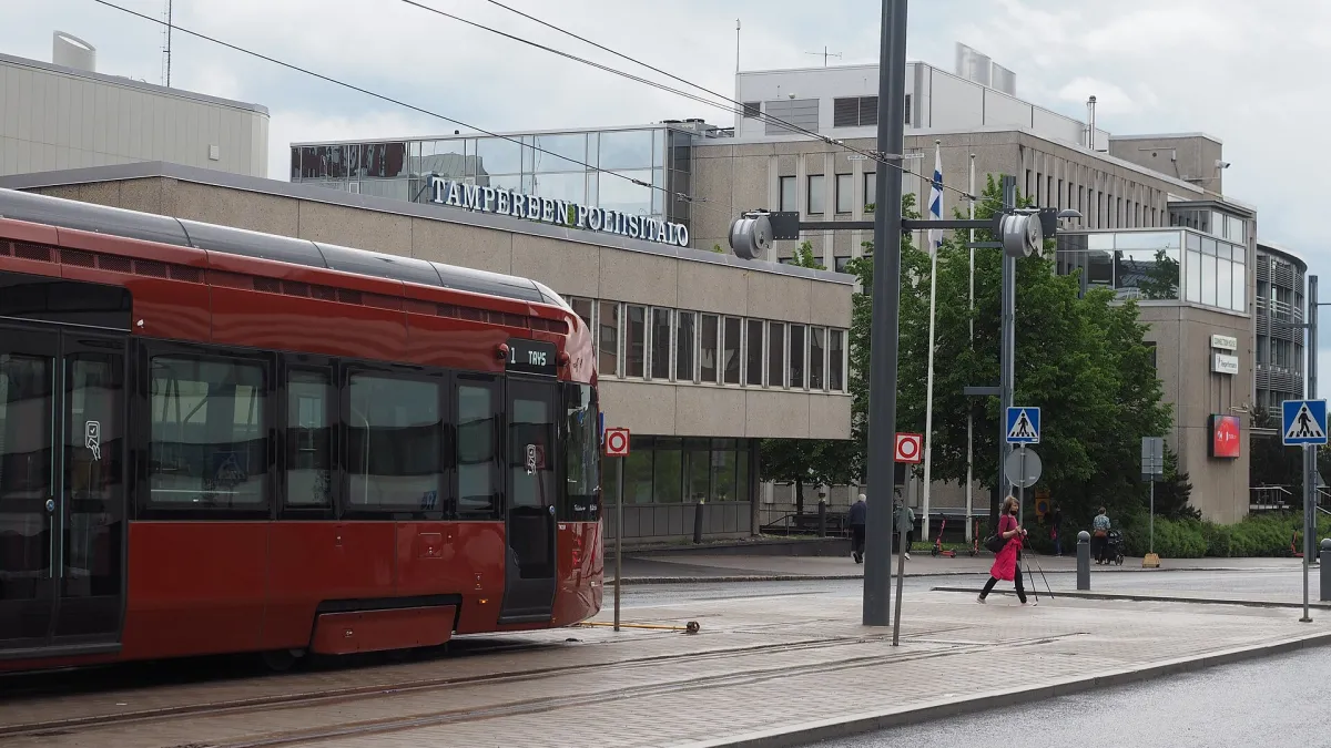 A Tampere tram on line 1, at its terminus stop on Hatanpään valtatie in front of the Tampere police station.