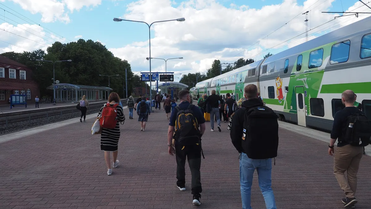 A view of platform 3 at the Hämeenlinna railway station in central Hämeenlinna, Finland on an afternoon in June 2024. On the right is an InterCity2 train that has just arrived from Helsinki and will continue on its way to Tampere and then to Jyväskylä.