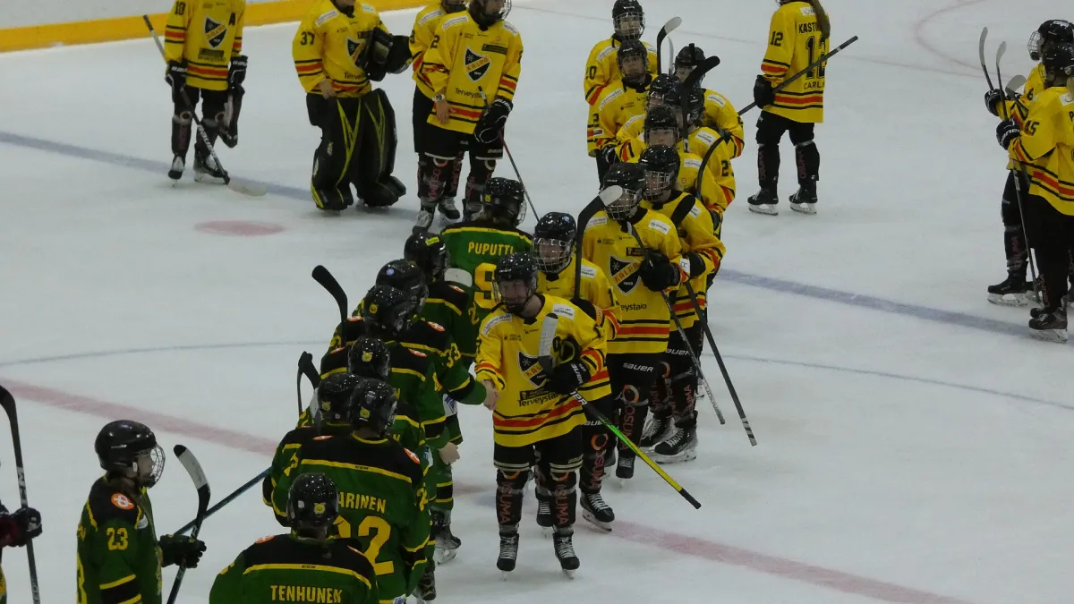 Partido entre Ilves e KalPa en Tampere durante a tempada 2022-23 da Naisten Liiga.