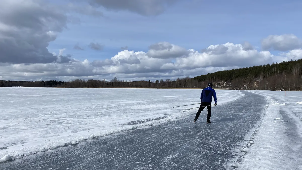 Pista de patinar no lago Tohloppi, Tampere (Finlandia).