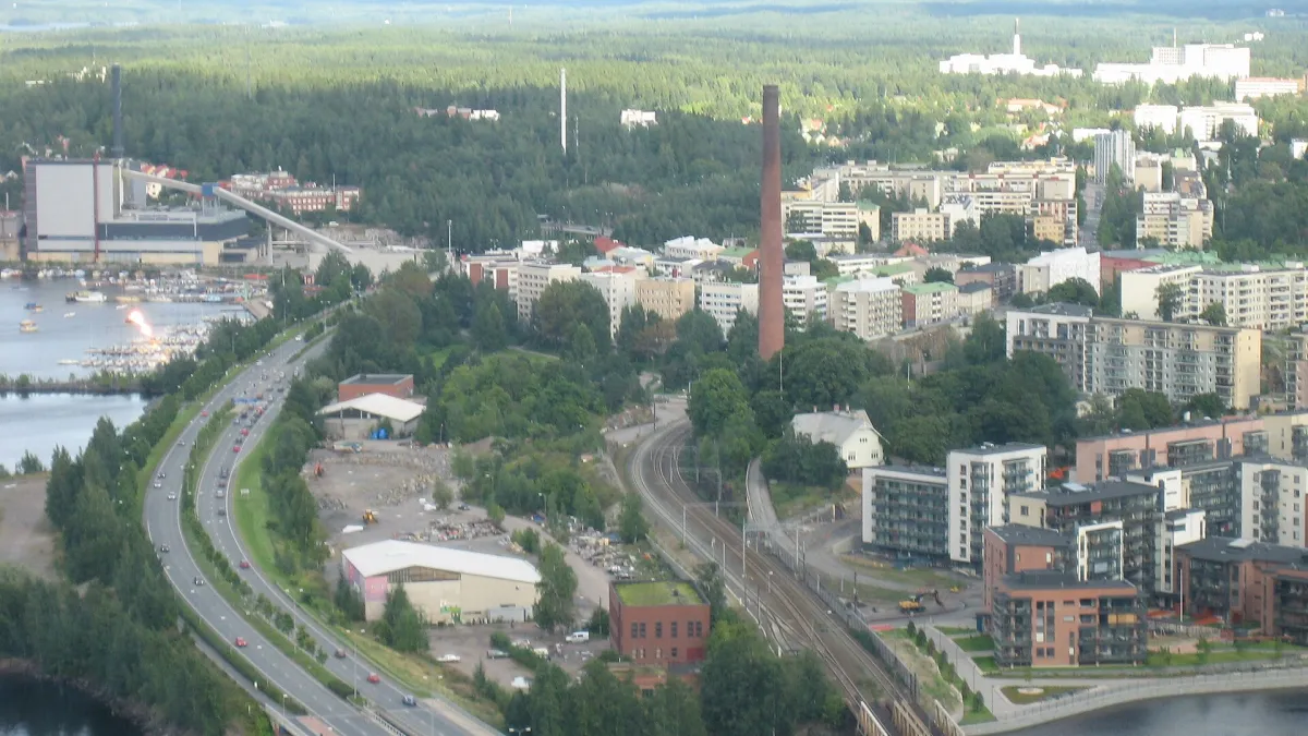Näsinneulasta itse kuvattu näkymä Tampereen Naistenlahteen, Kekkosentielle, Armonkalliolle ja Tampellan alueelle.