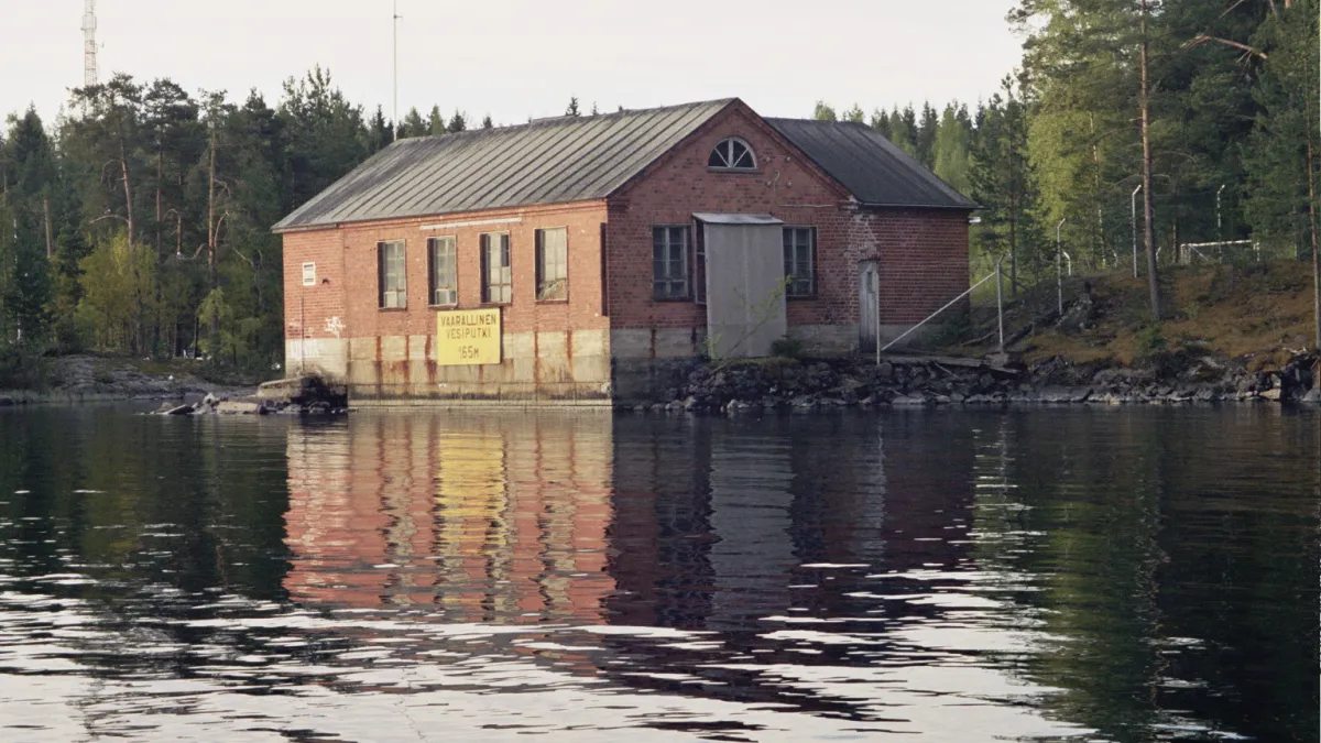 A red-brick building on the shore of lake Näsijärvi in the Lentävänniemi district of Tampere, Finland. It's probably a pumping station used by the M-real factory in Lielahti.