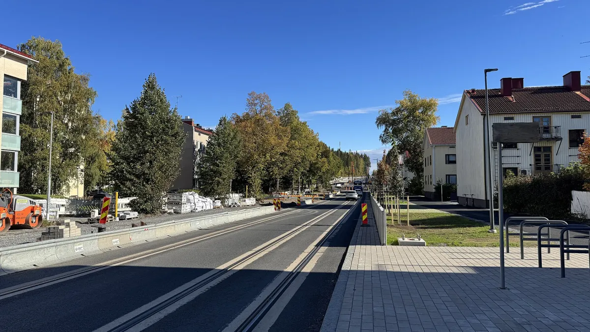 Tampereen raitiotien Pirkkalan-Linnainmaan osuuden rakennustöitä Tampereen Nuolialantiellä, lähellä Pirkkalan rajaa 23. syyskuuta 2026.