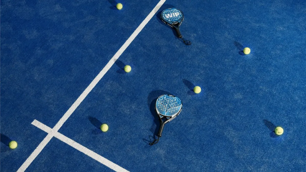Two padel rackets on the ground (Ph: Emanuela D'Ambrosi)