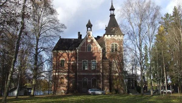 Viita-akatemia launches Vain omaan käyttöön with readings and piano at Idman Villa