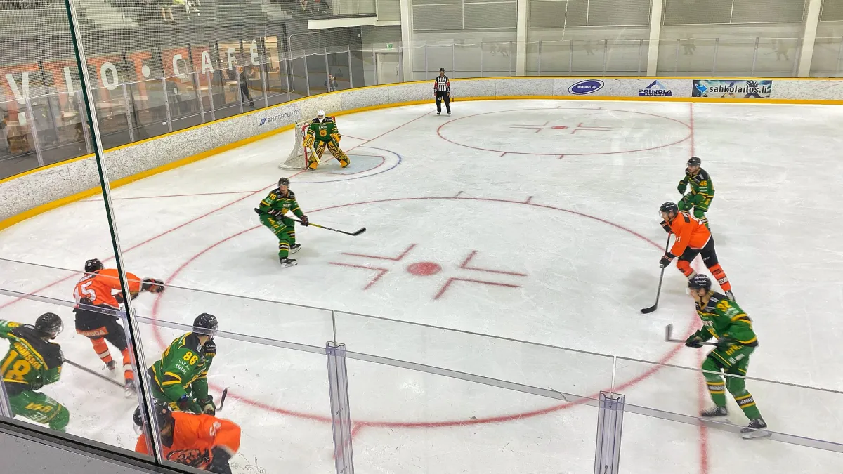 Partido polo bronce entre Ilves e HPK na edición de 2021 da Tampere Cup disputada n o Tesoman jäähalli.