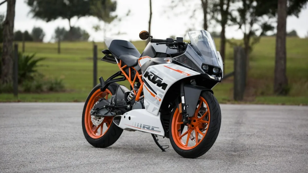 white and orange KTM sports bike selective focus photography