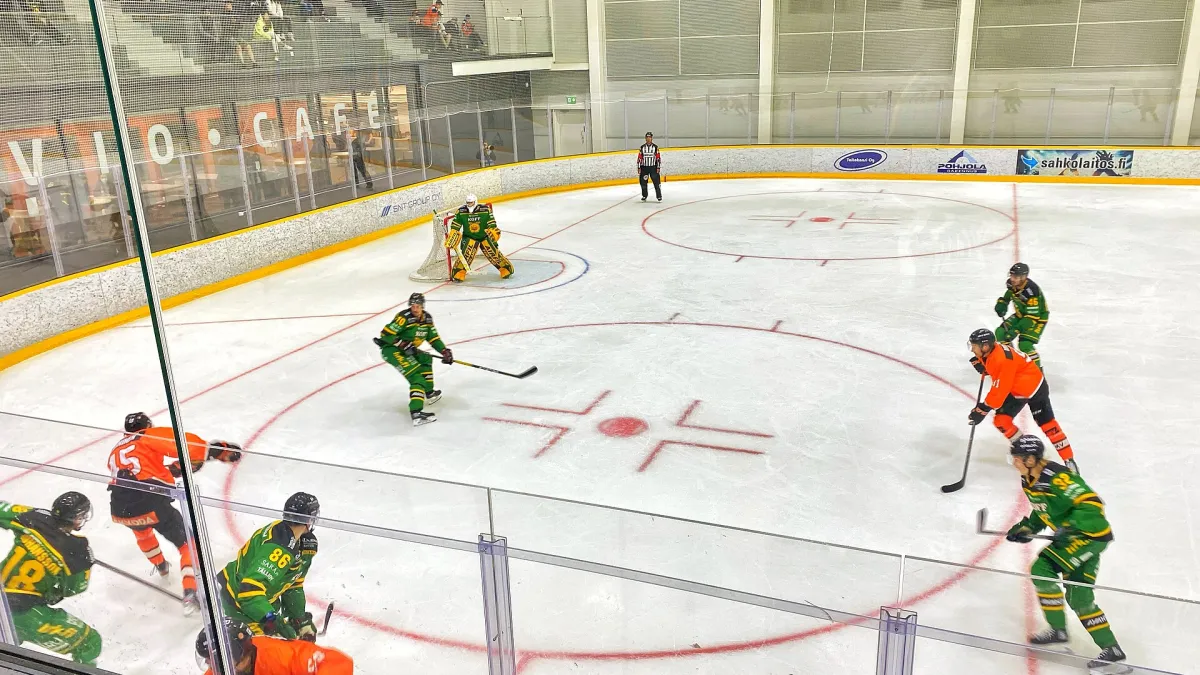 Partido polo bronce entre Ilves e HPK na edición de 2021 da Tampere Cup disputada n o Tesoman jäähalli.