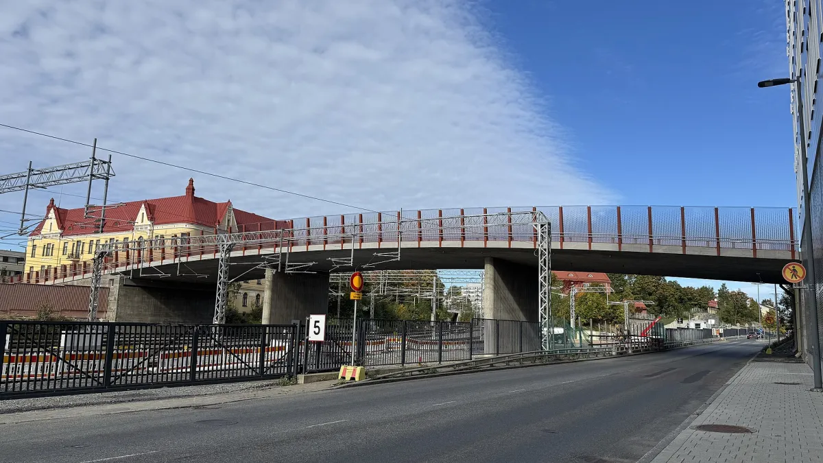 Tampereen uudelleenrakennettu Erkkilän silta kuvattu 15. syyskuuta 2026. Silta uusittiin Tampereen henkilöratapihahankkeessa.