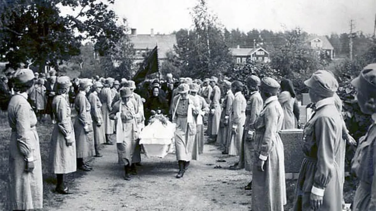 The members of Lotta Svärd had a strong sense of belonging. When the Lotta Aimi Knuuttila was killed as the first in their ranks, many of her friends and fellow workers in Tampere attended her funeral.