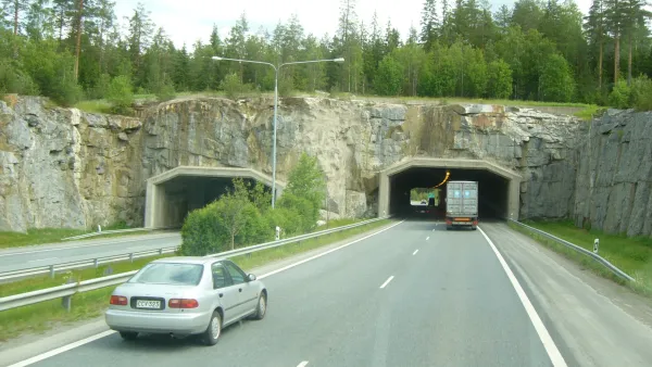 Crane falls from flatbed; Jyväskylä-bound lane of Karkunvuoren tunnel closed in Tampere