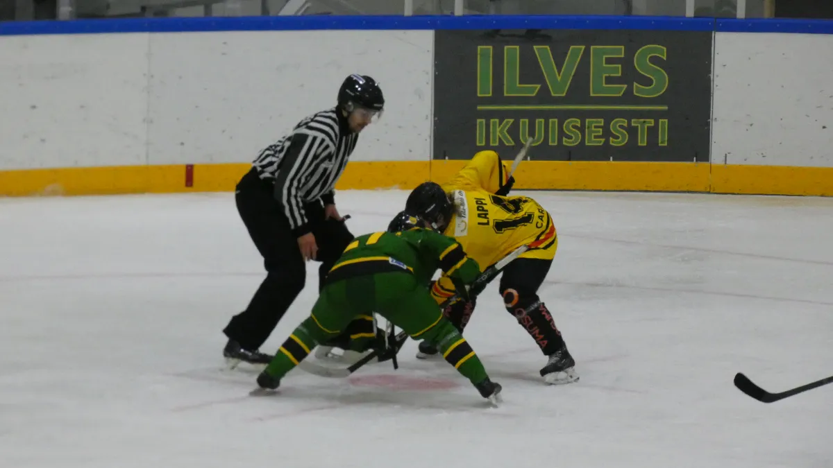 Face-off between #27 Emilia Varpula of Ilves (green) and #14 Ella Lappi of KalPa (yellow) during a Naisten Liiga game at Tesoman jäähalli on 1 October 2022.