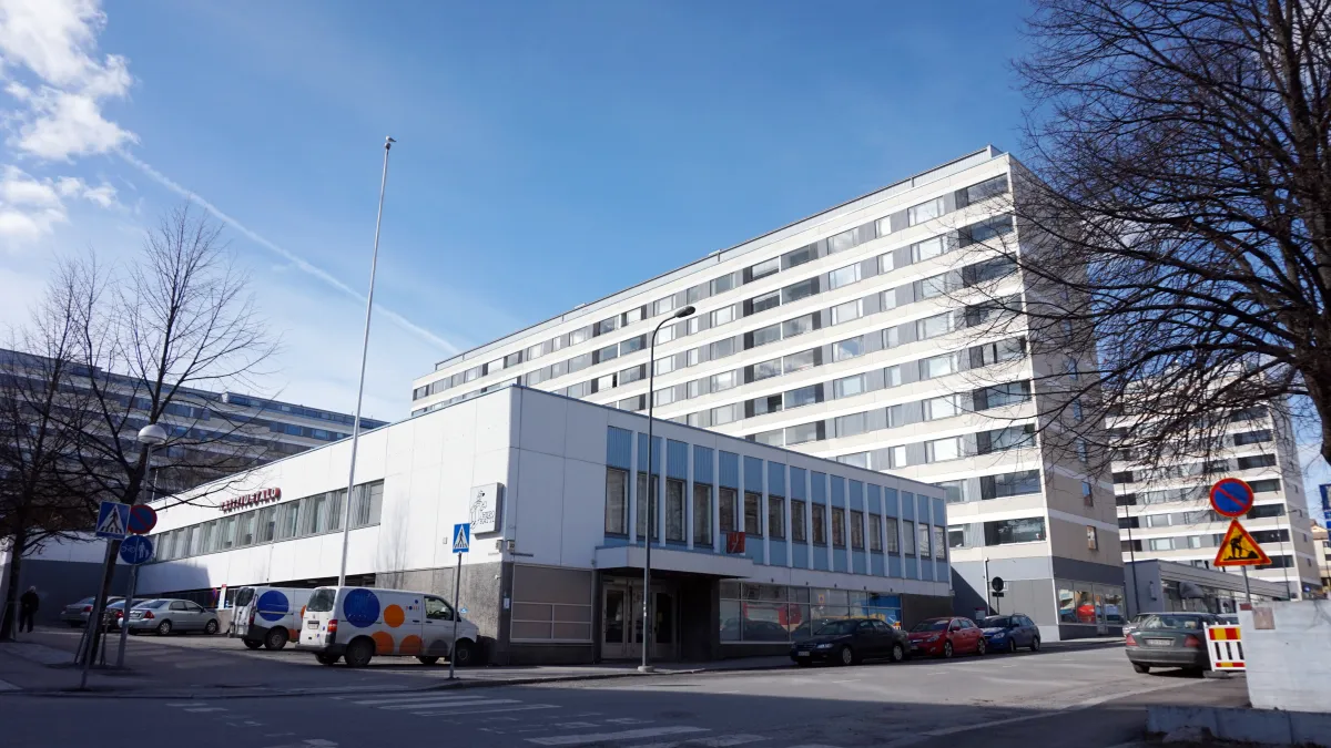 A building on the corner of the street Puutarhakatu and Mustanlahdenkatu in Tampere, Finland.