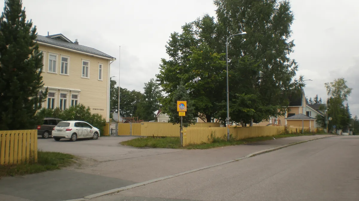 Street Hennerinkatu at Hyhky district of Tampere, school and kindergarten