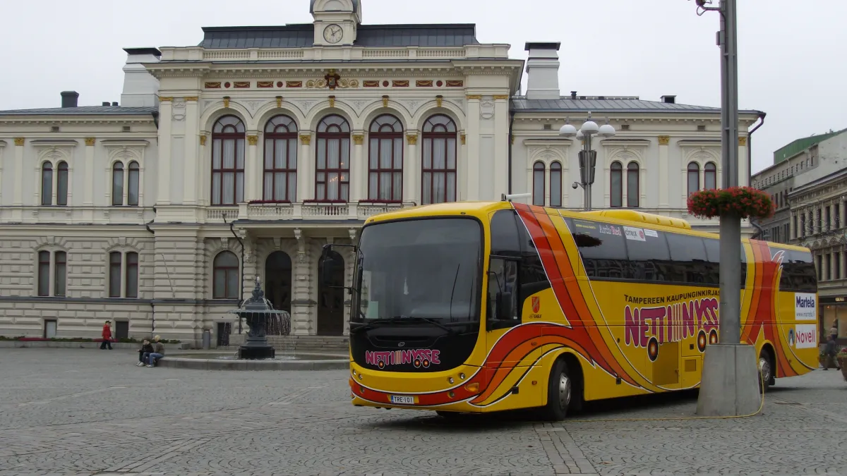 Netti-Nysse in front of old Tampere city hall. Volvo B12M / Lahti Eagle