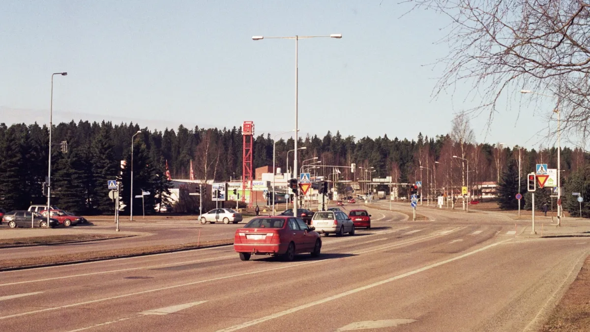 The crossing of the streets Hervannan valtaväylä (left–right) and Sammon valtatie (forward) in the city of Tampere in Finland.