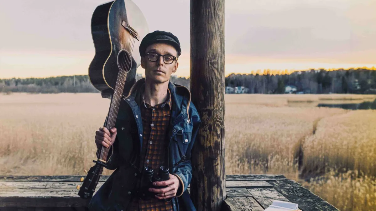 Jimmy Träskelin kitara olalla, taustanaan kaurapelto.