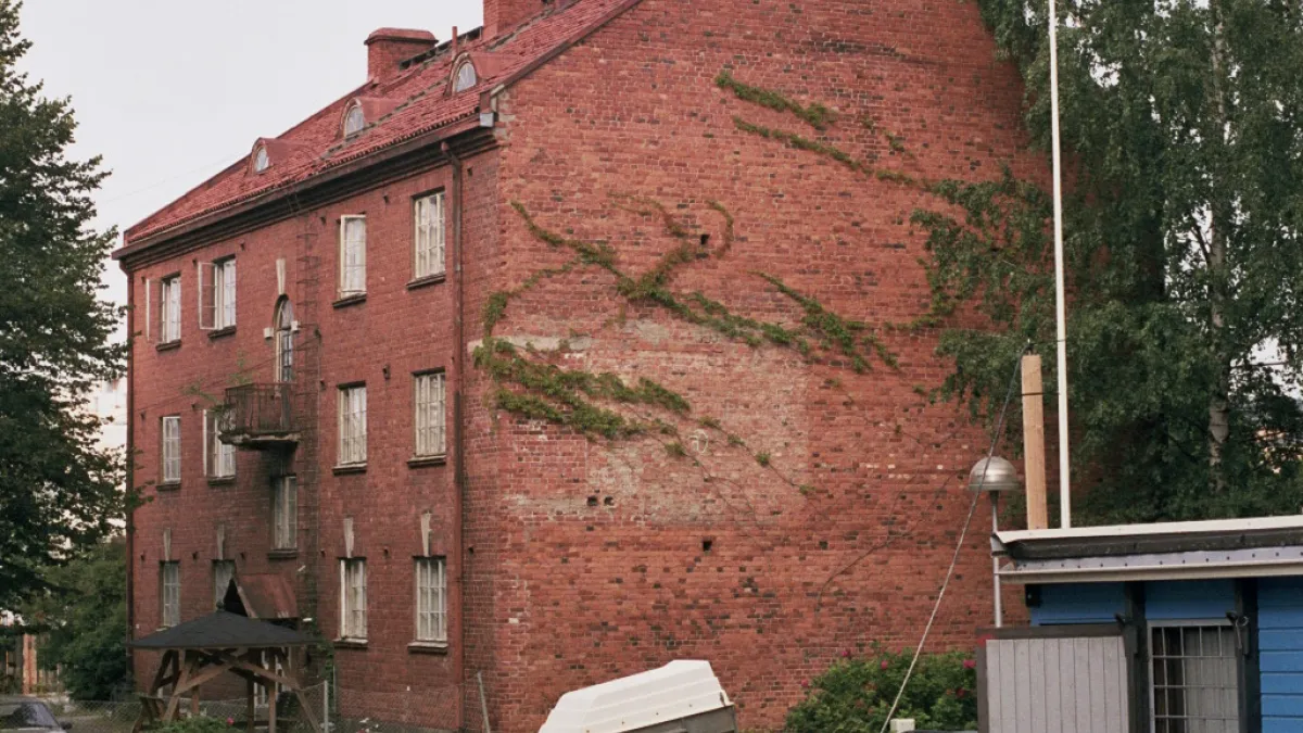 An old apartment building at Peltokatu 33 in Tammela, Tampere, Finland.