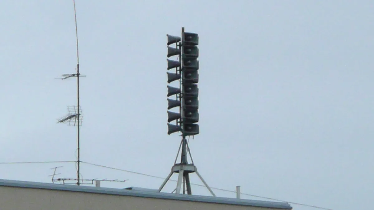 Elektro-Arola Oy Teho-Ulvo D1800 (or possibly D2400) electronic civil defence siren atop an apartment block in Tampere, Finland.